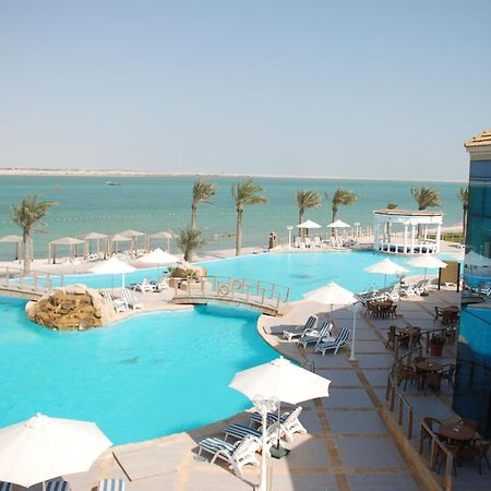 Tio Sea Resort Al Khor Buitenkant foto The pool at the Grand Hotel