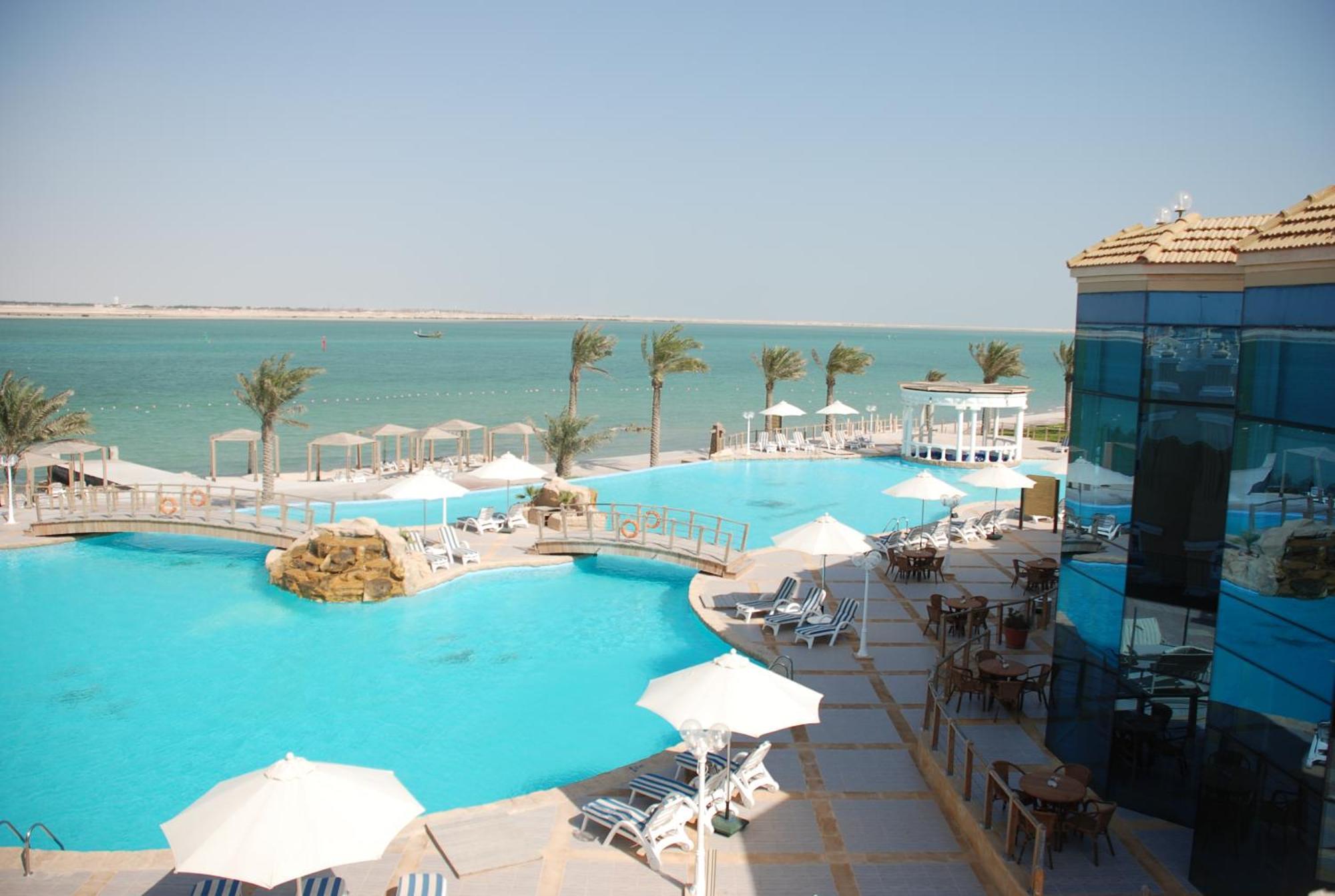 Tio Sea Resort Al Khor Buitenkant foto The pool at the Grand Hotel