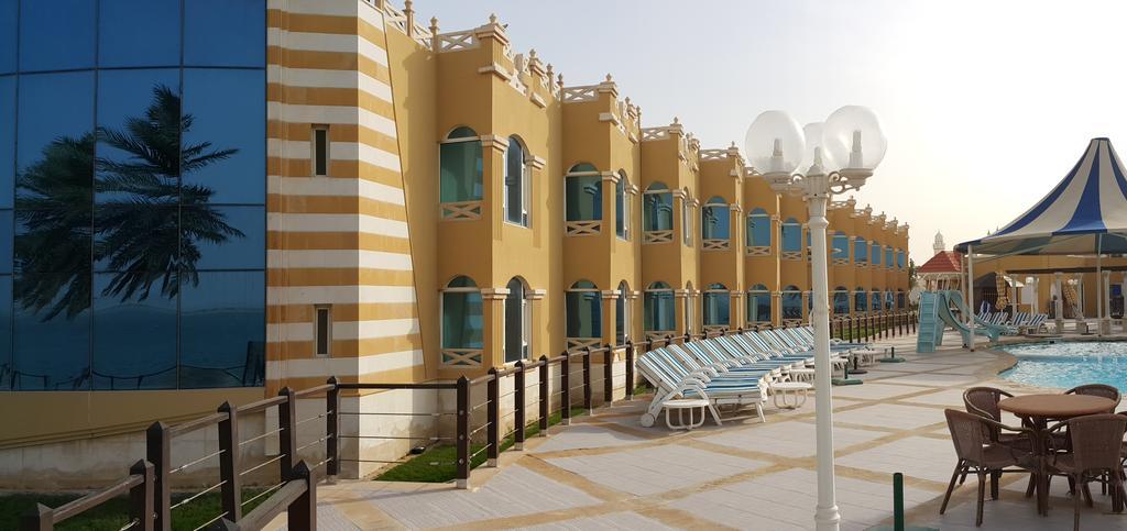 Tio Sea Resort Al Khor Buitenkant foto The resort's pool area