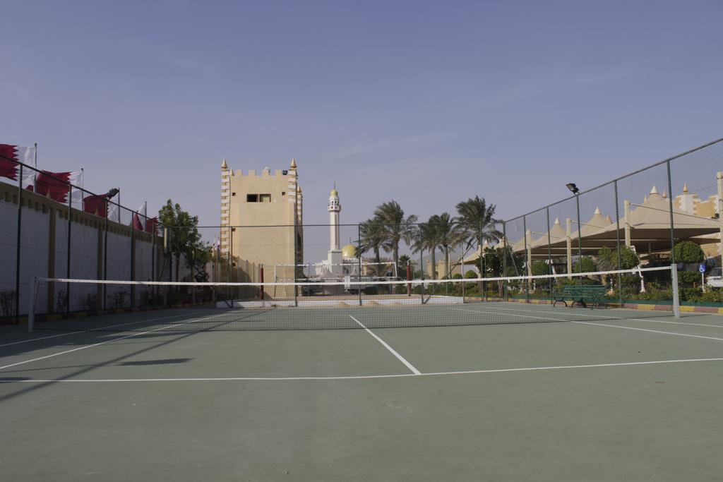 Tio Sea Resort Al Khor Buitenkant foto Tennis courts at the resort