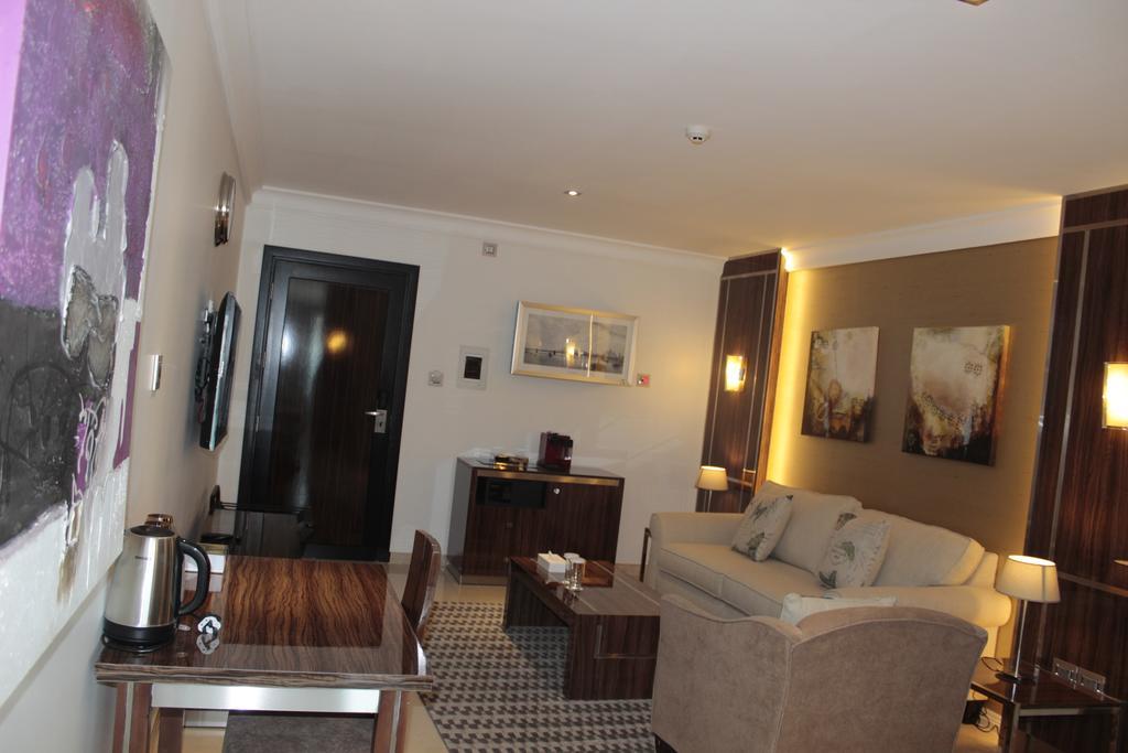 Tio Sea Resort Al Khor Buitenkant foto A suite at the hotel
