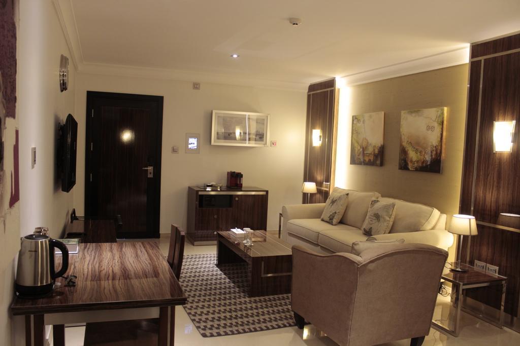 Tio Sea Resort Al Khor Buitenkant foto A living room in a typical apartment