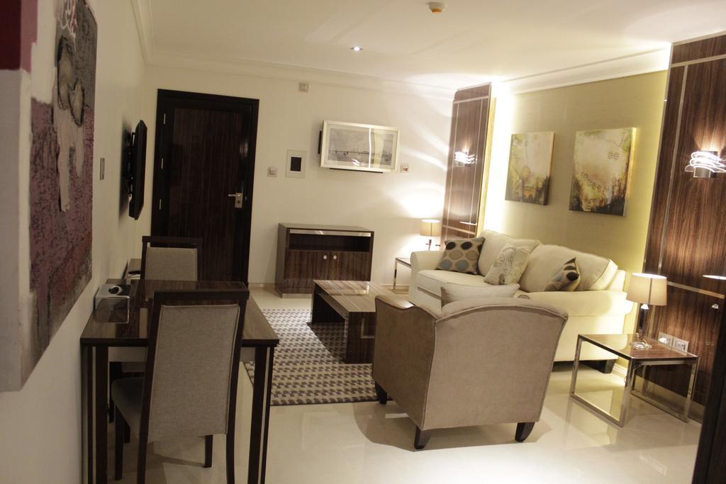 Tio Sea Resort Al Khor Buitenkant foto A living room in a typical apartment