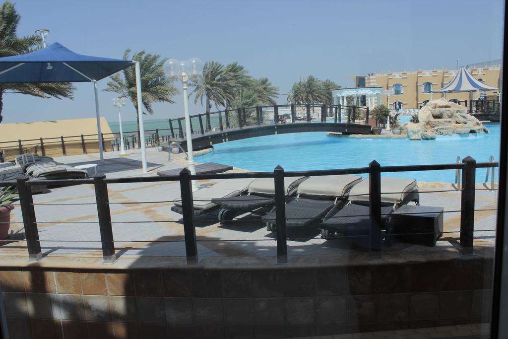 Tio Sea Resort Al Khor Buitenkant foto The pool at the resort