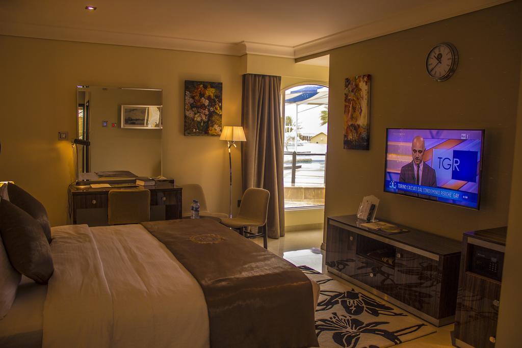 Tio Sea Resort Al Khor Buitenkant foto A room at the hotel