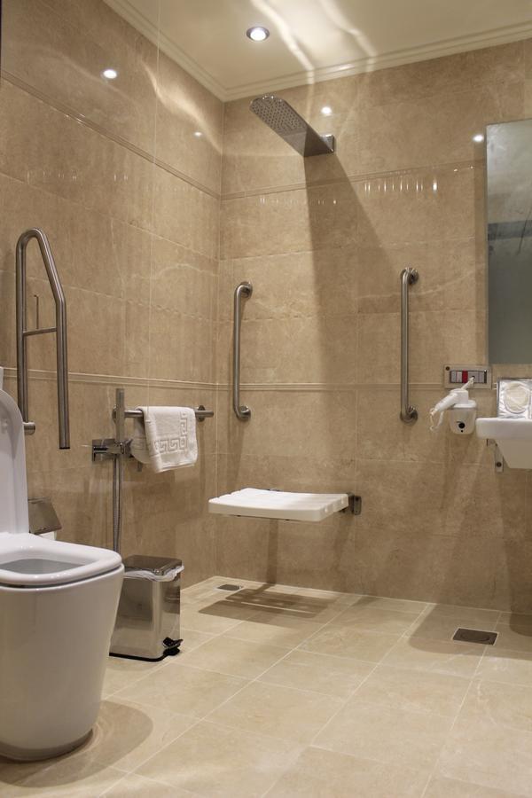 Tio Sea Resort Al Khor Buitenkant foto Disabled toilet with a folding seat