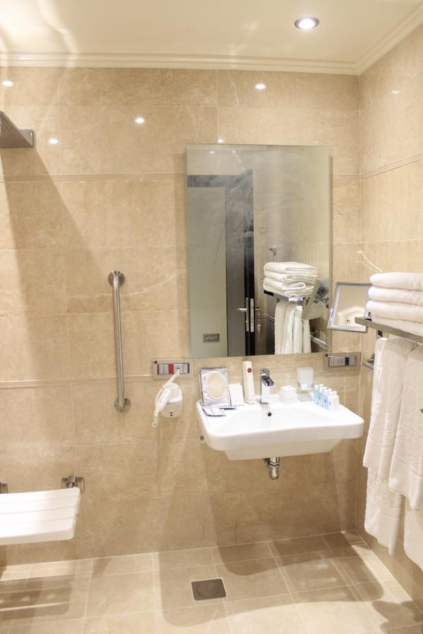Tio Sea Resort Al Khor Buitenkant foto Bathroom in a hotel room