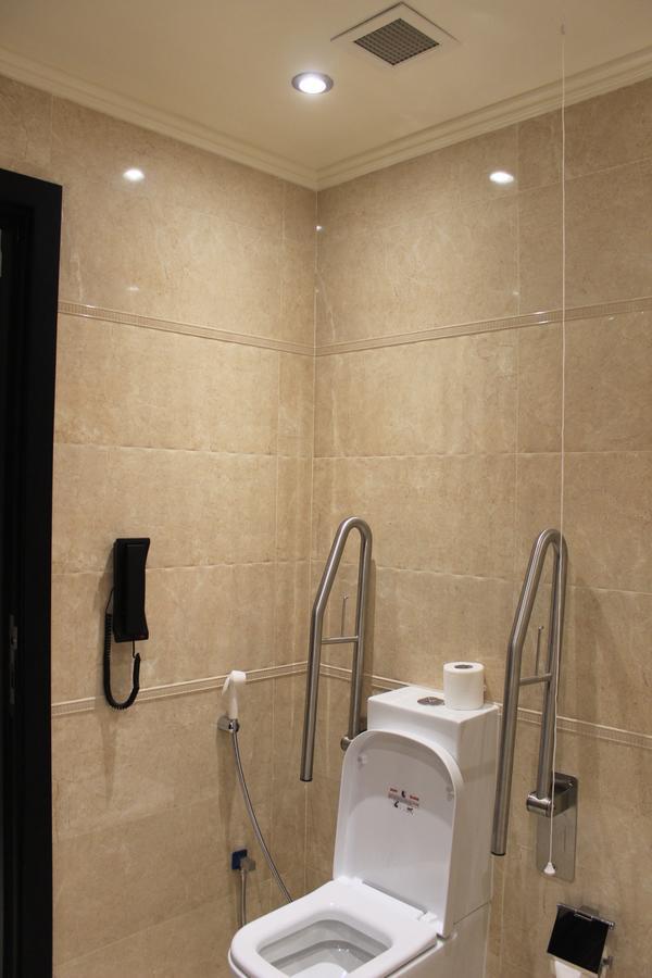 Tio Sea Resort Al Khor Buitenkant foto A toilet with a grab rail