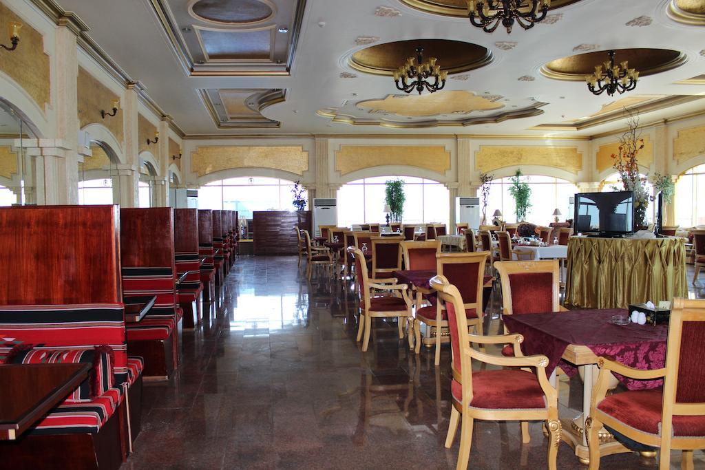 Tio Sea Resort Al Khor Buitenkant foto The restaurant