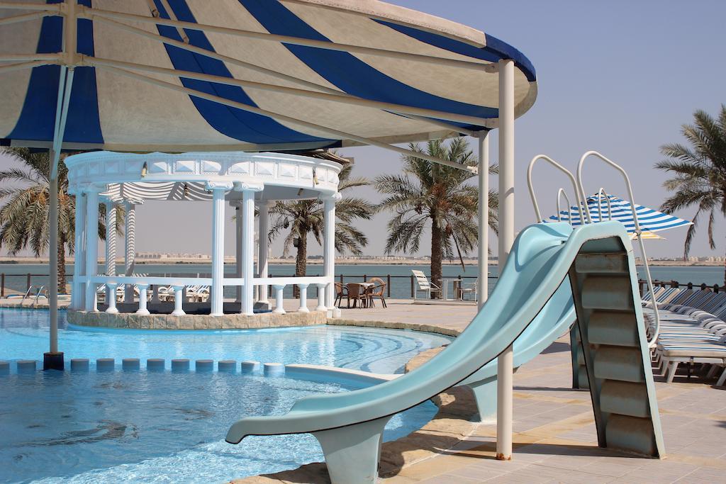 Tio Sea Resort Al Khor Buitenkant foto A water slide