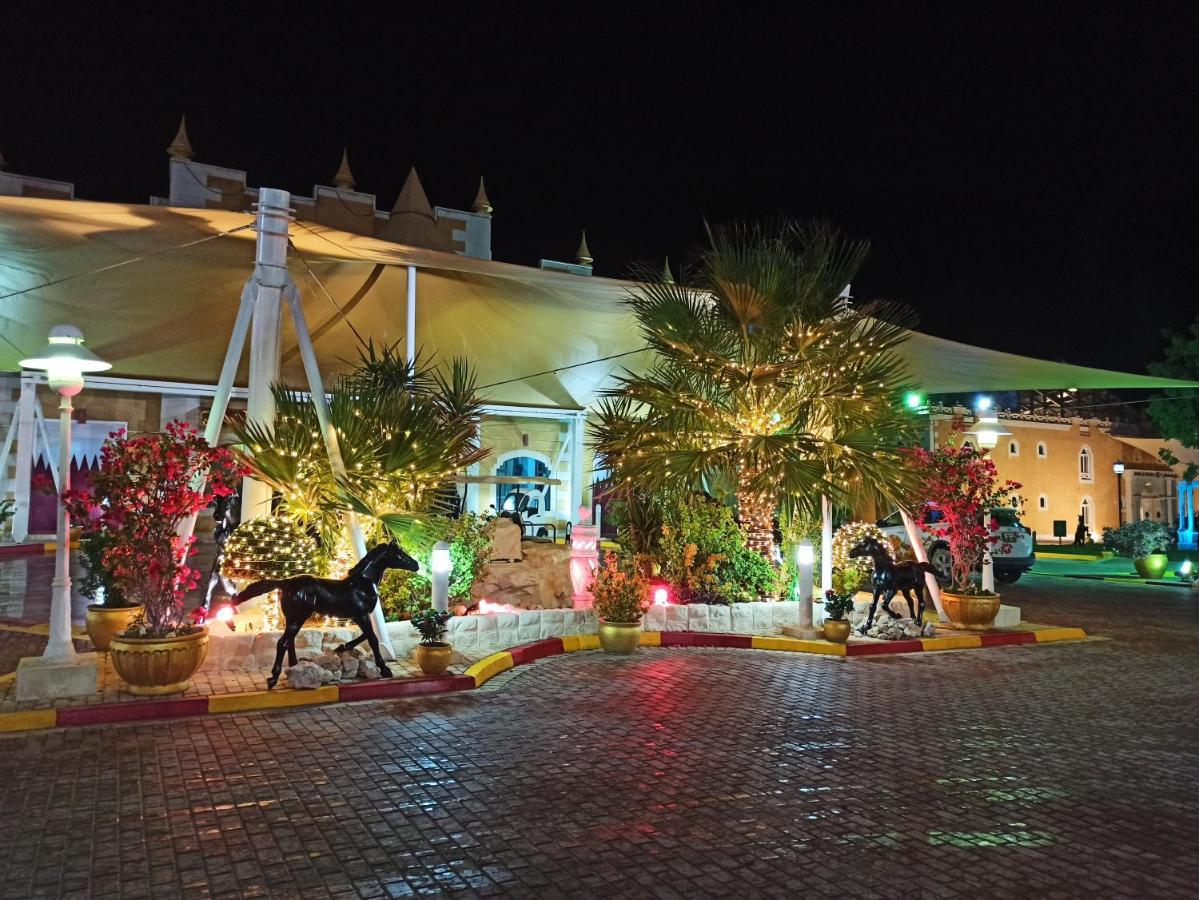 Tio Sea Resort Al Khor Buitenkant foto Al Shaqab at night